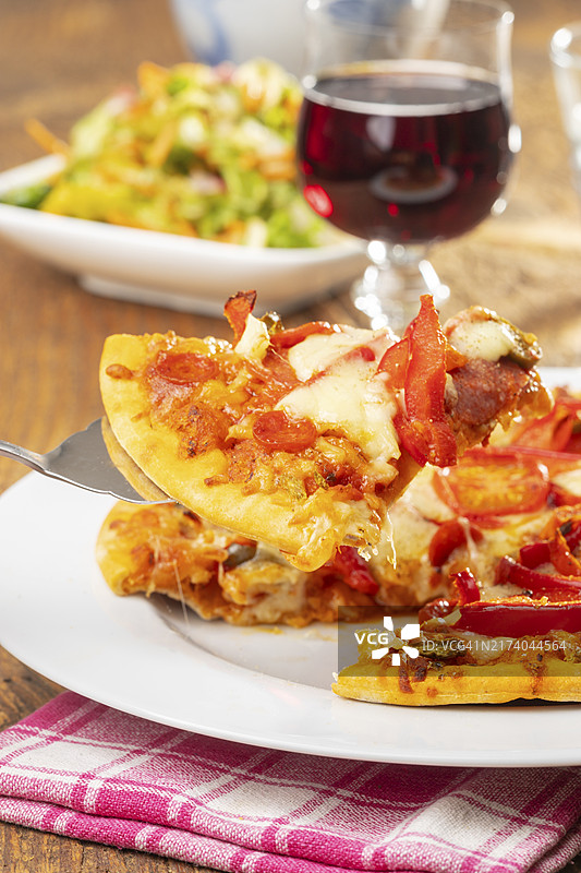 披萨与红酒特写图片素材