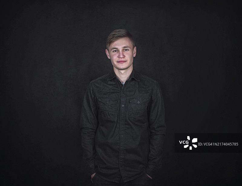 自信放松的年轻男人肖像图片素材