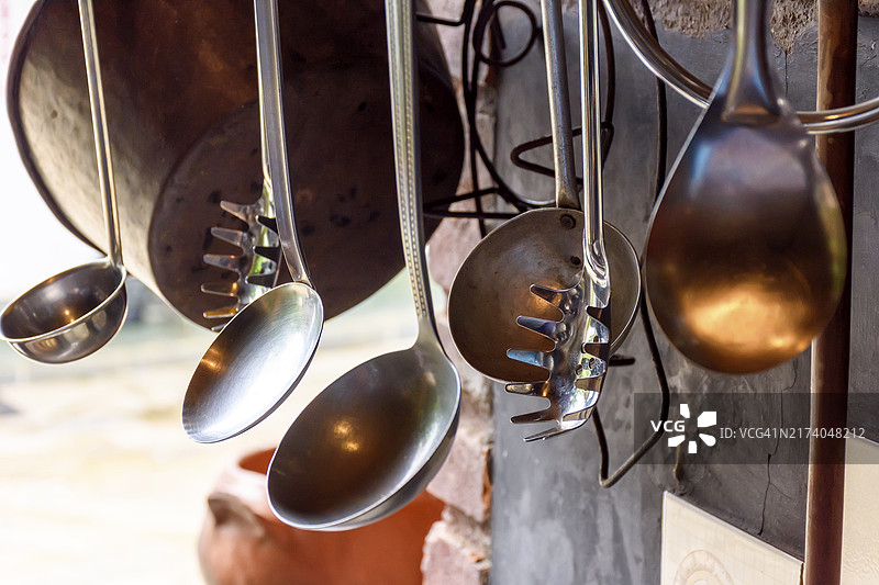 各式悬挂式厨房用具图片素材