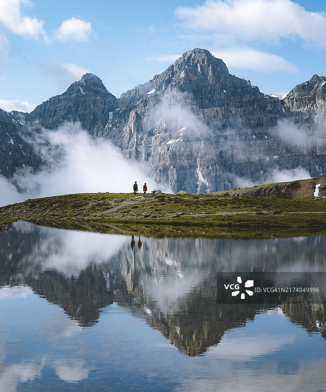 在加拿大班夫国家公园十峰谷徒步的登山者图片素材