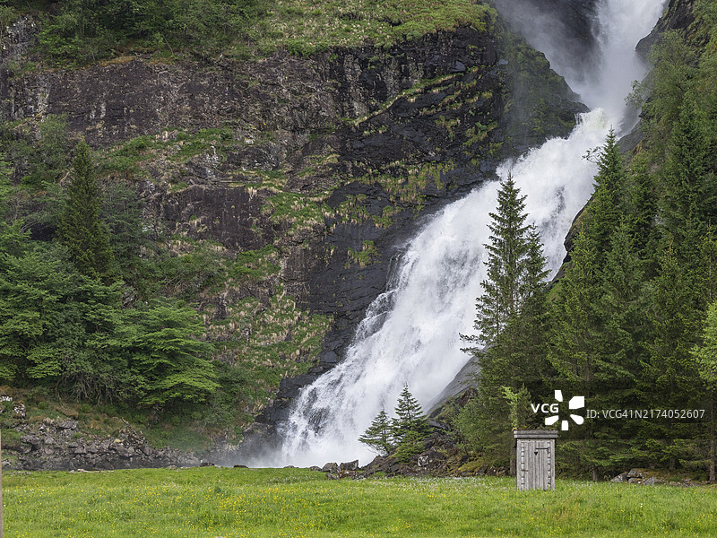 挪威90米高的胡尔德福森瀑布图片素材
