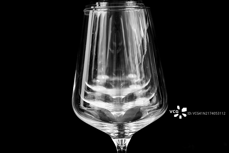 荷兰，2022年1月，黑色背景上的三个葡萄酒杯图片素材