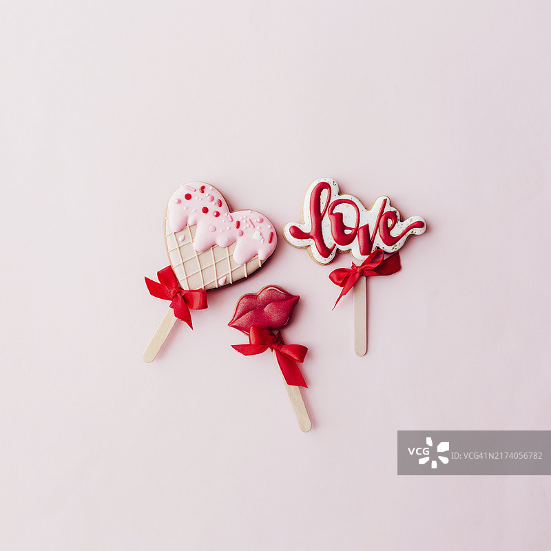 姜饼饼干、嘴唇、爱心冰淇淋情人节贺卡粉色背景图片素材