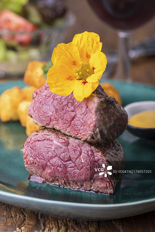 木板上牛排配炸丸子图片素材