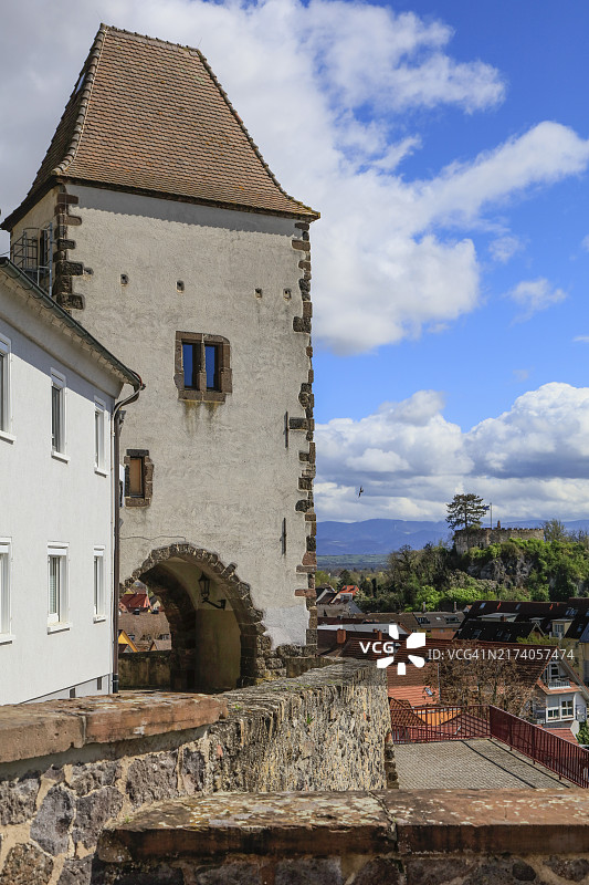 从布赖萨赫明斯特贝格的拉德布伦嫩塔望向埃卡茨贝格，背景是黑森林，德国巴登-符腾堡州布赖萨赫图片素材