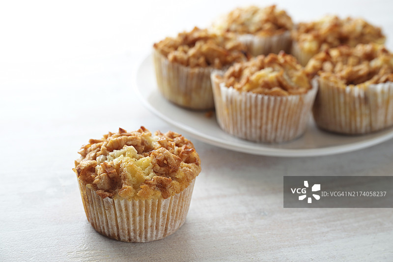 苹果肉桂多汁松饼，自制甜点，秋季烘焙图片素材