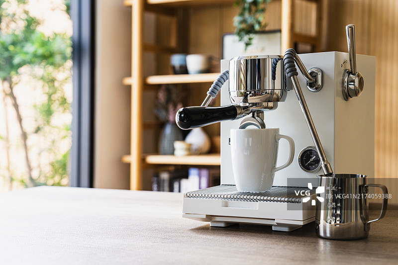 厨房内部的现代意式咖啡机特写图片素材