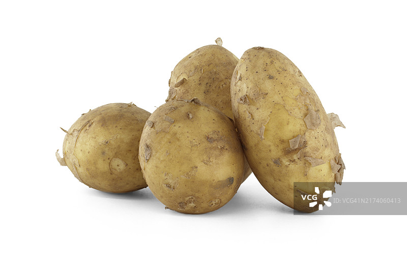 白色背景上分离的一堆新收获的早季马铃薯图片素材