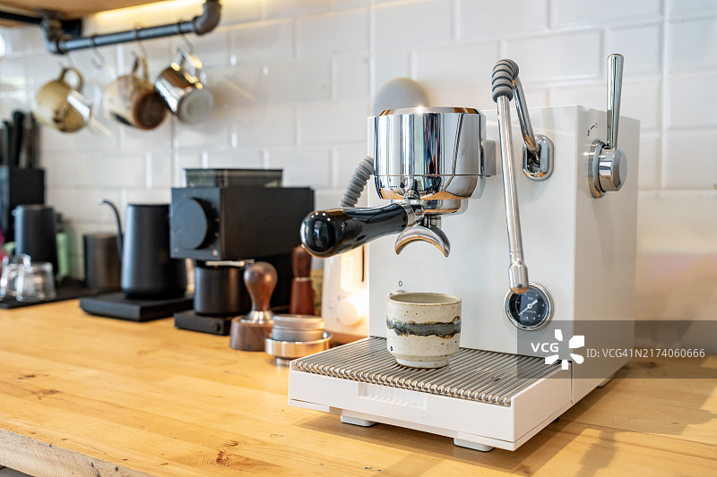 极简白色厨房内的浓缩咖啡机图片素材