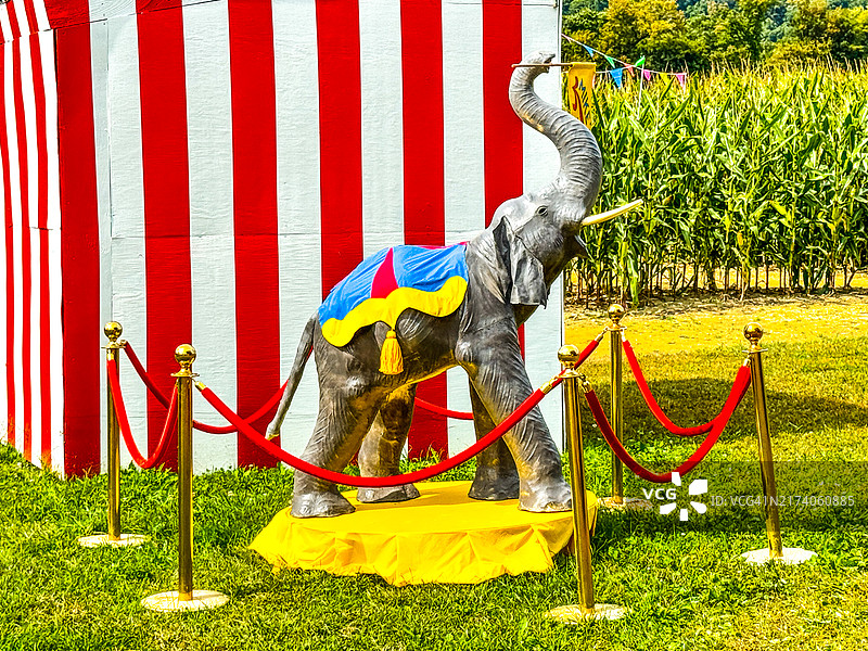 桑德兰的马戏团大象雕塑，象鼻抬起图片素材