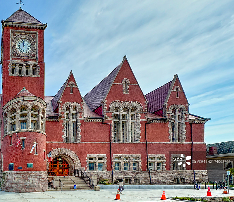 在马萨诸塞州阿默斯特市政厅前行走的女人图片素材