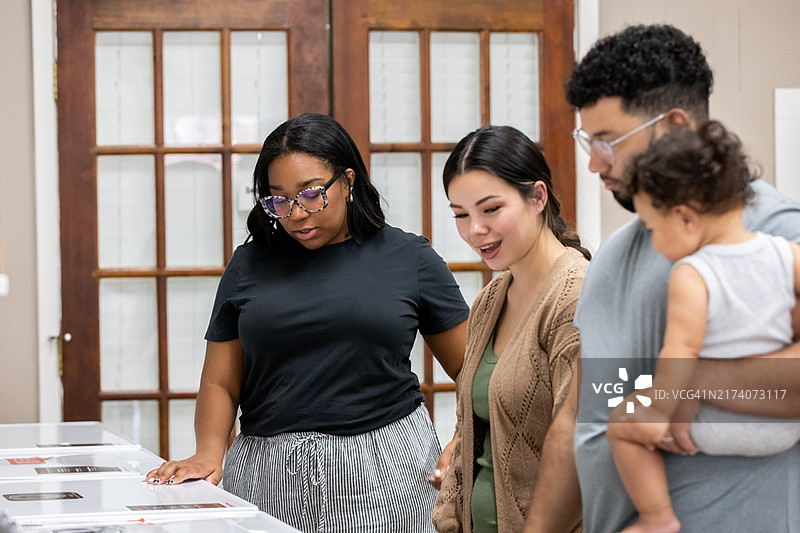 年轻情侣在当地家具店选购家电和家具图片素材