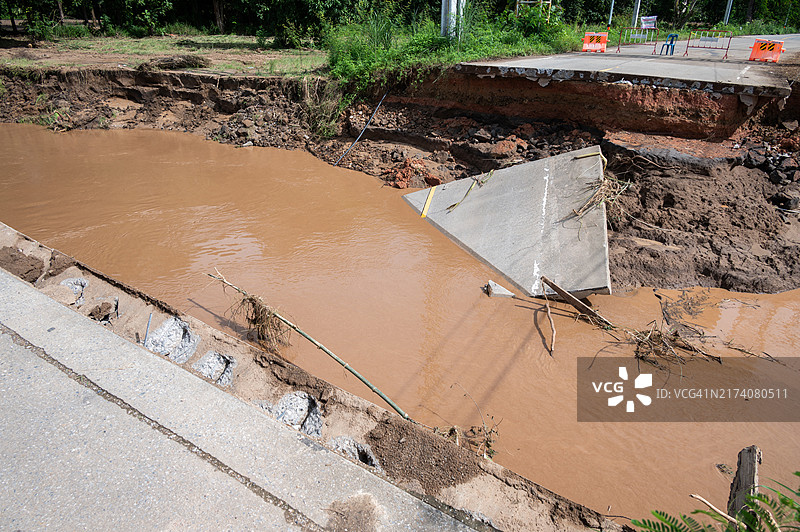 台风“杨柳”席卷泰国后，清莱郊区阿玛尔桥梁坍塌图片素材