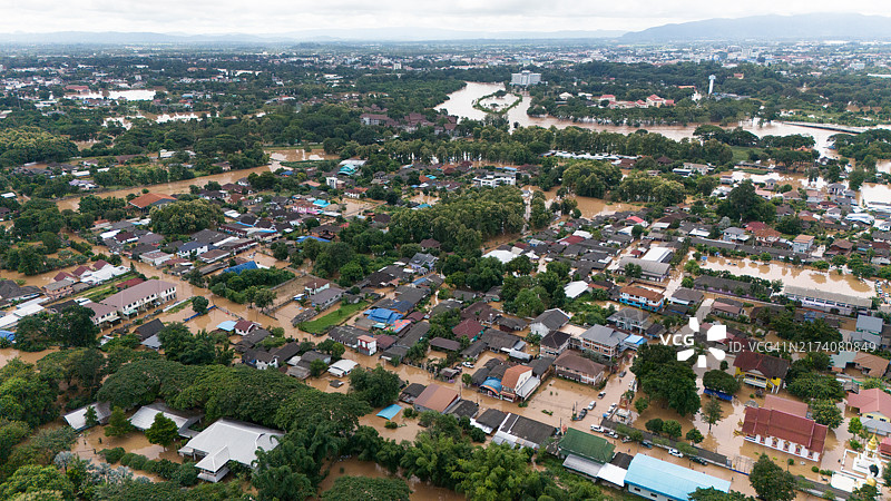 台风“雅吉”过境后清莱府湄公河流域洪水鸟瞰图片素材