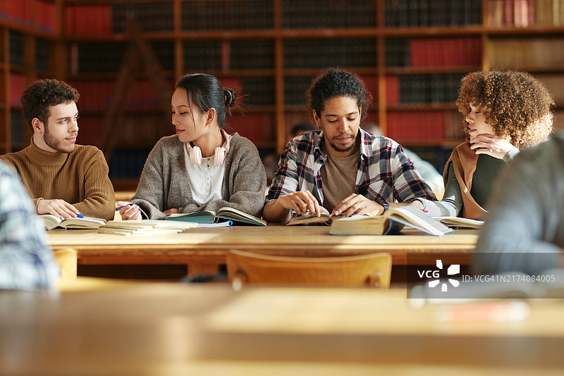 一群大学生在图书馆团队学习图片素材