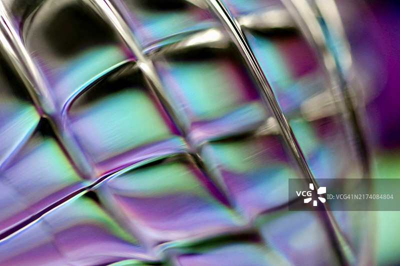 紫色和绿色灯光效果金属网格设计图片素材