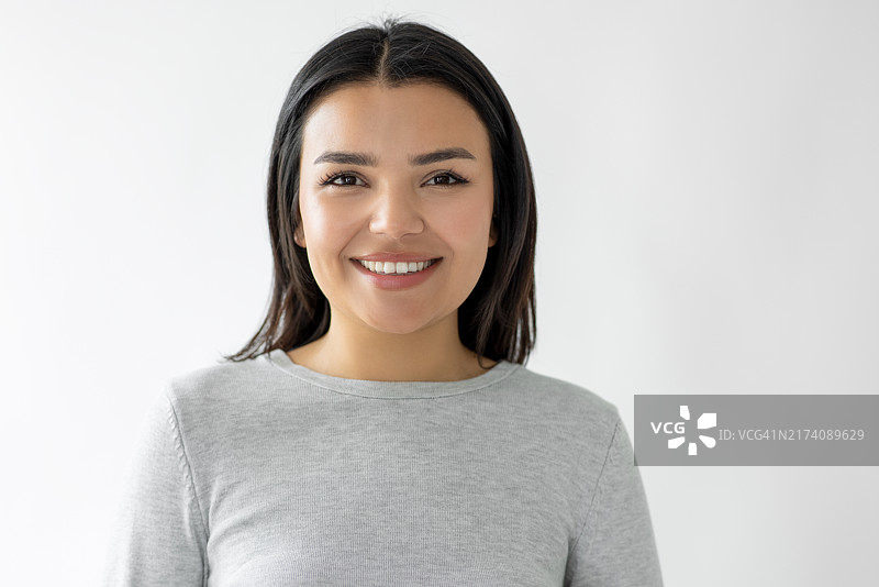 对着白色背景微笑的女人图片素材