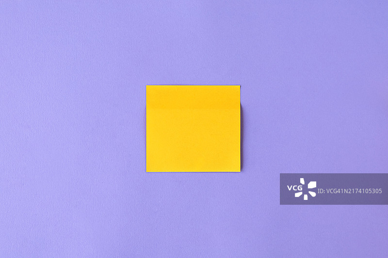 紫色背景上的黄色空白便签纸，讨论业务、团队合作、头脑风暴概念图片素材
