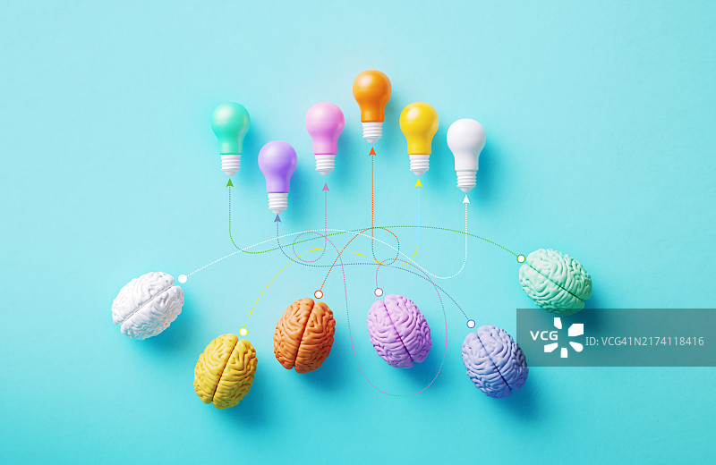 蓝色背景上虚线连接人脑的彩色灯泡-创新与团队合作概念图片素材