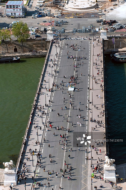 从法国巴黎埃菲尔铁塔俯瞰耶拿桥和行人图片素材