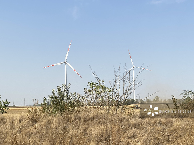 奥地利北部田野中的风车图片素材