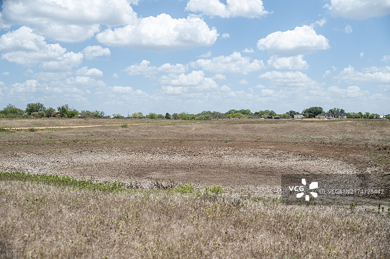 蓝天下农场的干草图片素材