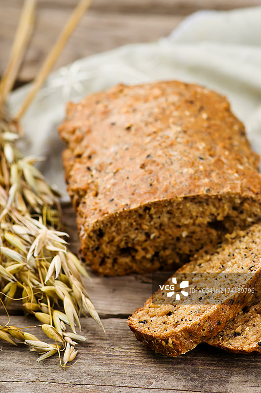 木桌上的自制麦麸面包图片素材