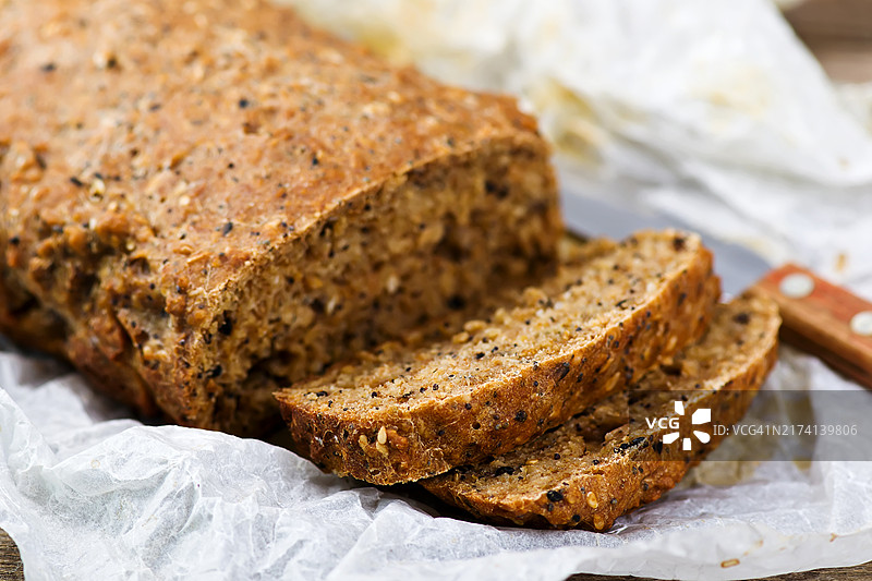木桌上的自制麦麸面包图片素材