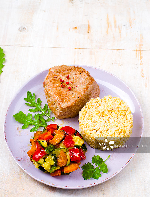 烤蔬菜小麦色拉，健康素食图片素材