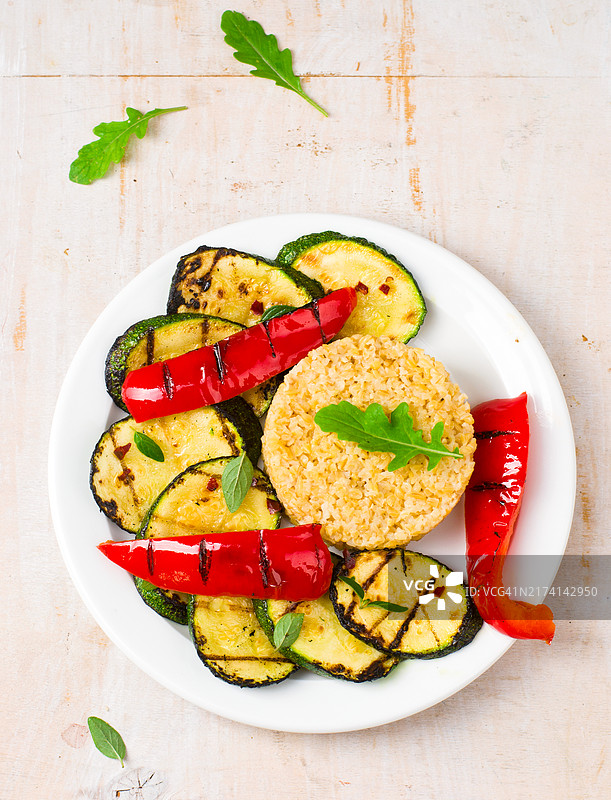 烤蔬菜小麦色拉，健康素食图片素材