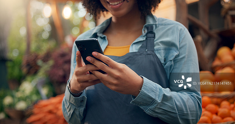 工作中玩手机图片素材