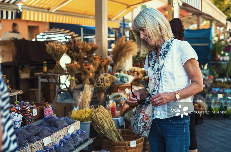 法国尼斯慵懒的普罗旺斯市场图片素材