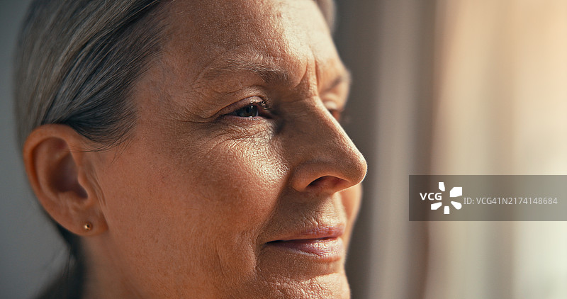 老年妇女的眼睛特写图片素材
