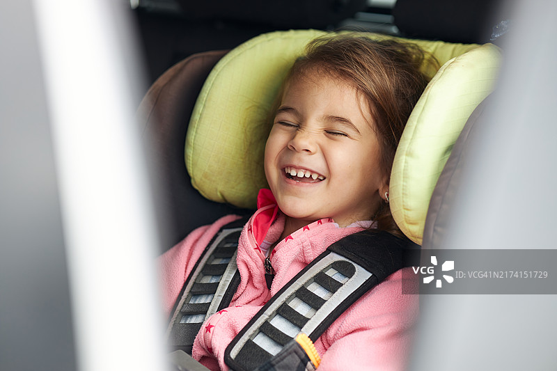 乘车旅行的快乐女孩图片素材