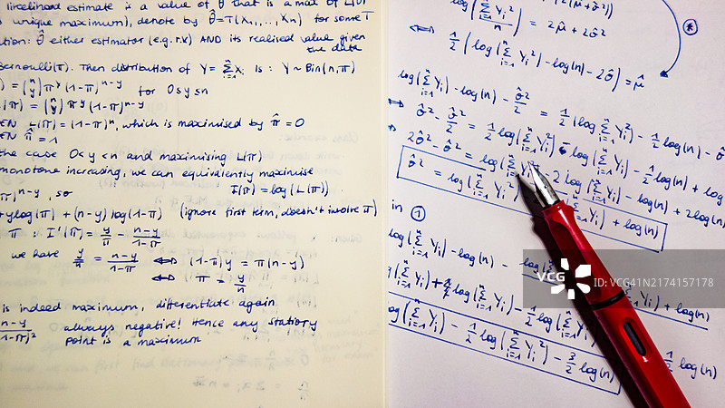 数学笔记和练习题上的钢笔，复杂公式，象征图像，英国图片素材