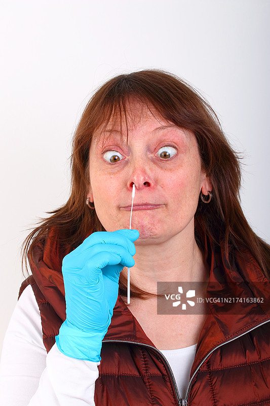 新冠病毒PCR快速检测，女性进行鼻咽拭子检测趣味图片图片素材