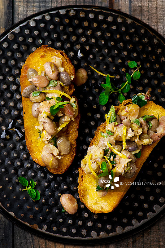 意大利面包片配扁豆和柠檬图片素材