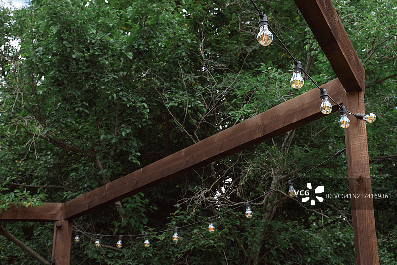 黑色木柱上的串灯图片素材