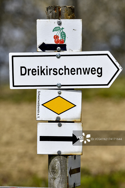 德赖基申韦格的路标，位于德国巴登-符腾堡州黑森林奥特瑙克赖斯默斯巴赫图片素材
