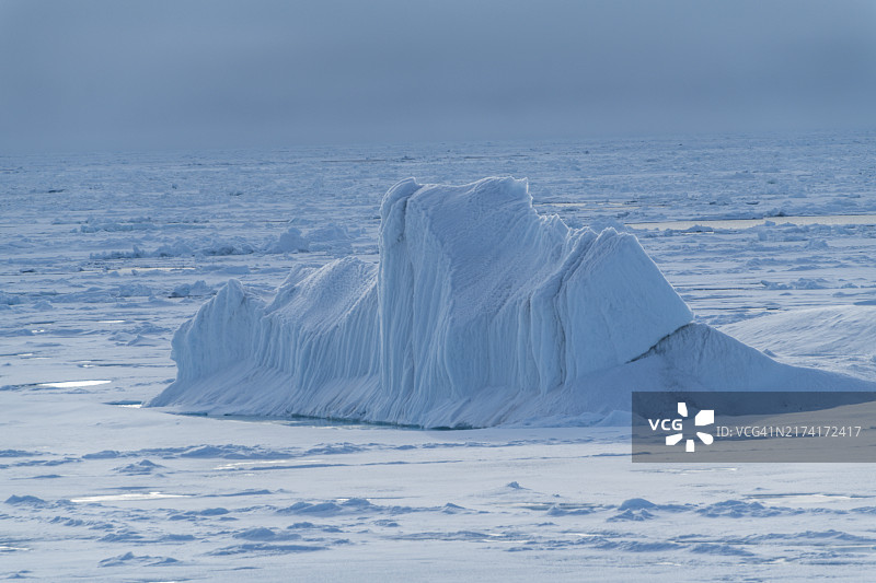 北极高纬度地区的蓝色冰山图片素材