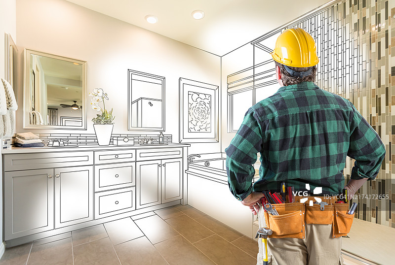 承包商查看定制主浴室图纸和照片图片素材