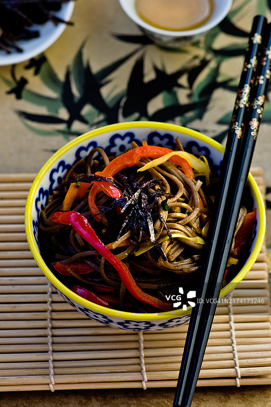 荞麦面配蔬菜图片素材