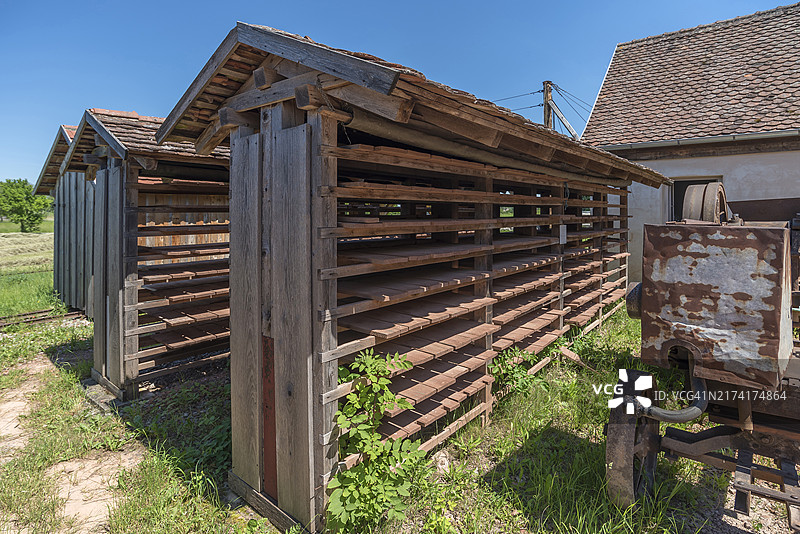 砖厂生产的成品屋顶瓦片的干燥架，19世纪，弗兰肯露天博物馆，德国巴伐利亚州图片素材