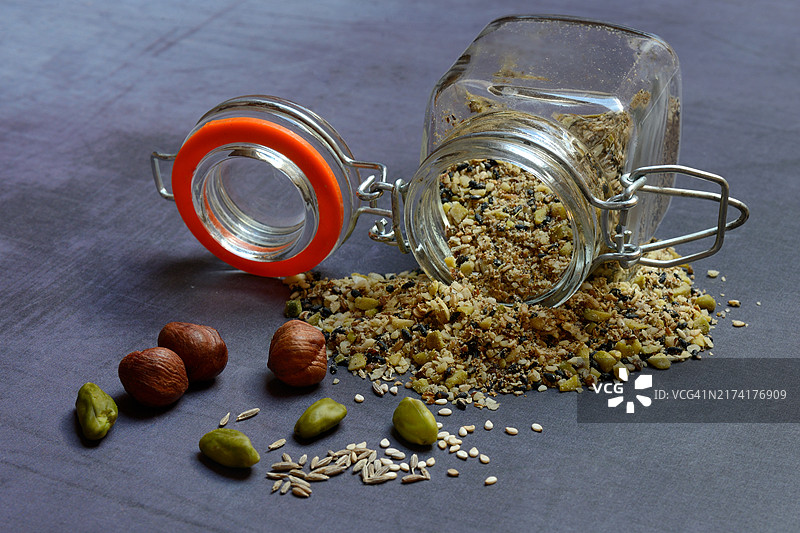 杜卡：阿拉伯混合香料与坚果，在玻璃容器中图片素材