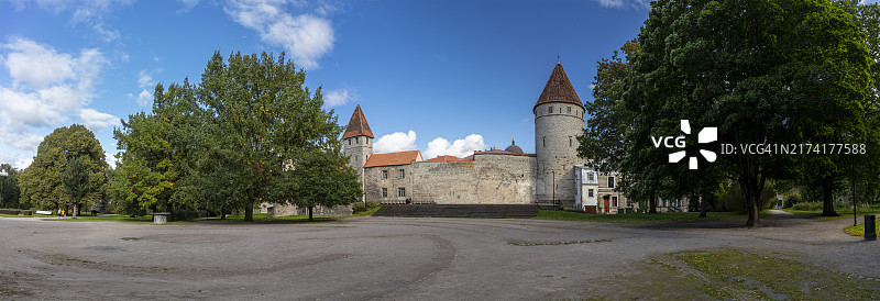爱沙尼亚塔林城市广场的城墙和塔楼图片素材