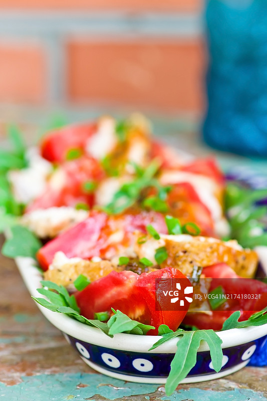 蓝色碗中的鸡肉番茄夏季沙拉图片素材