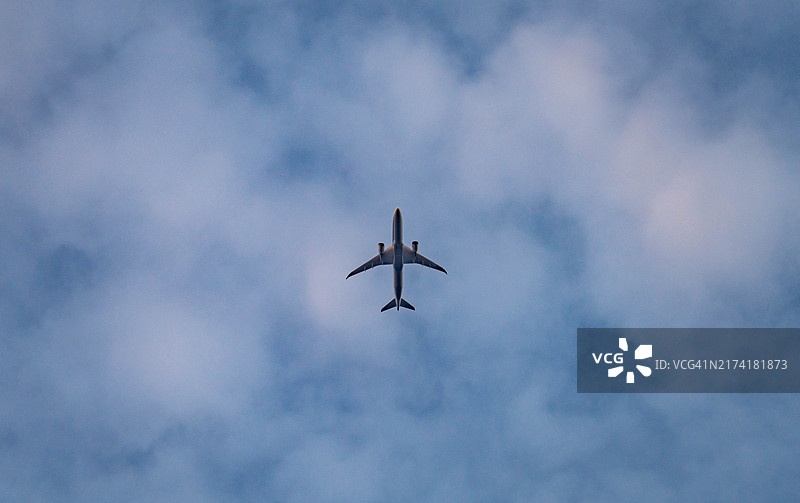 飞机飞越日本神奈川县的日落天空图片素材