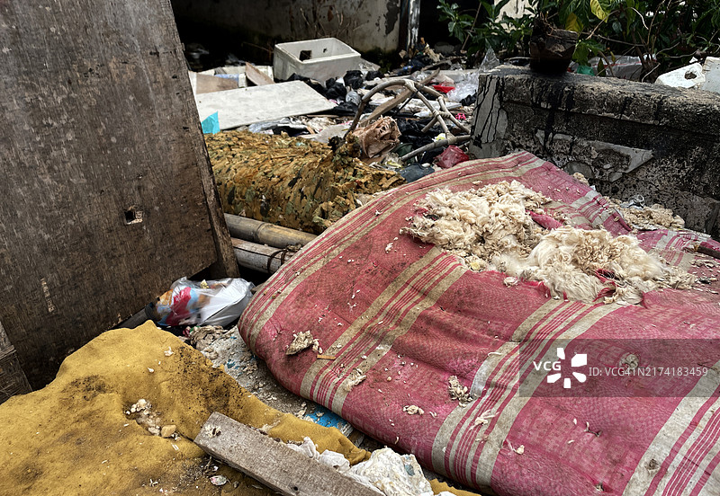 废弃的床垫图片素材