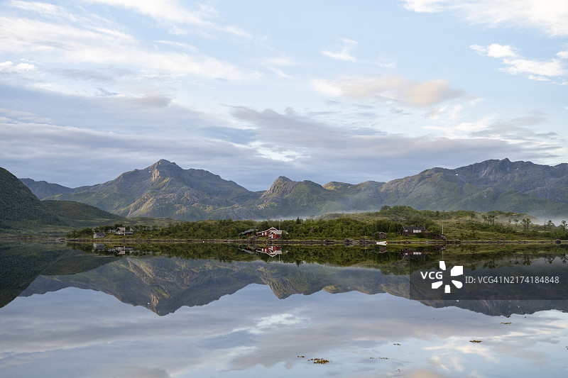 挪威罗弗敦群岛劳克维克峡湾的山脉倒影图片素材