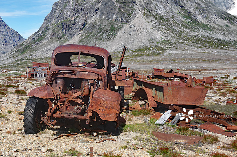 1947年生锈的军用车辆和桶，格陵兰伊卡特克军事基地图片素材